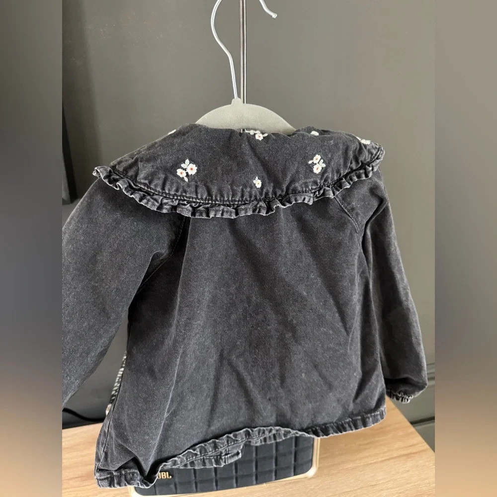 Zara  2-3 Girls Black Denim l/sl embroidered floral bib collar button shirt - Picture 5 of 6